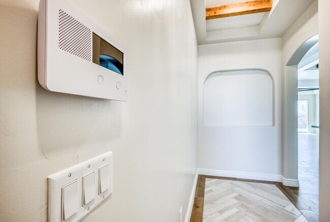 Building Photo - Beautiful East side House 4 bed-2.5 baths, part of The Overlook Casa Club that includes Swimming ...