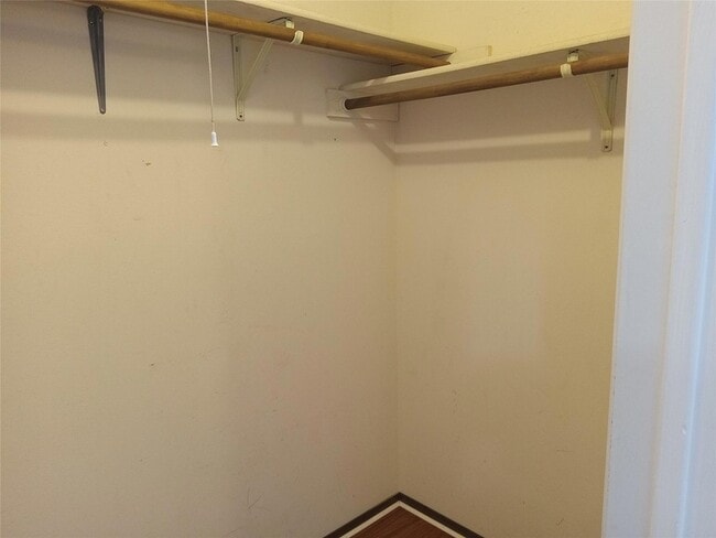 Building Photo - 910 E Meadowmere Ln