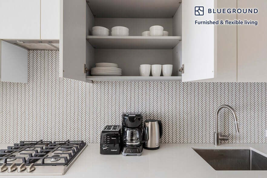 Building Photo - 241 W 28th St