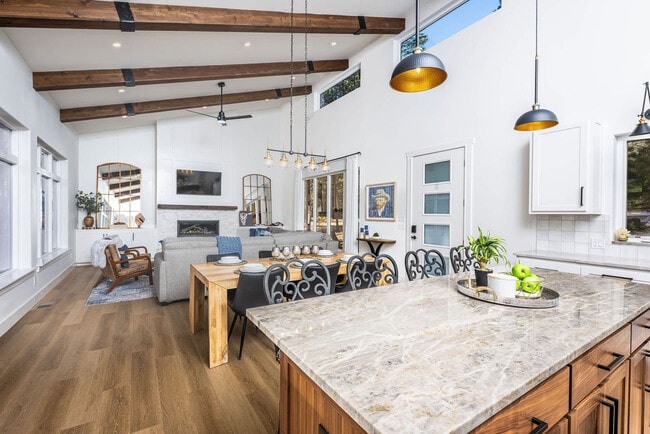 Building Photo - 3373 Mountain View Blvd