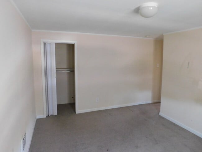 Building Photo - Private Entry Duplex Near Lake St Clair