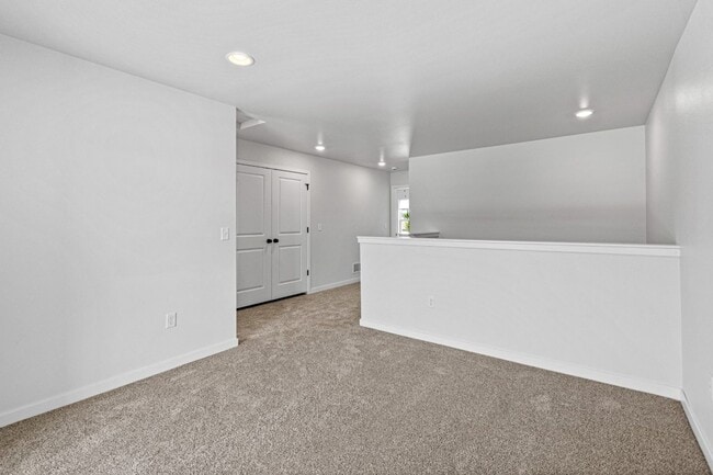Building Photo - Wonderful 3 Bed Townhome with Large 2 Car ...