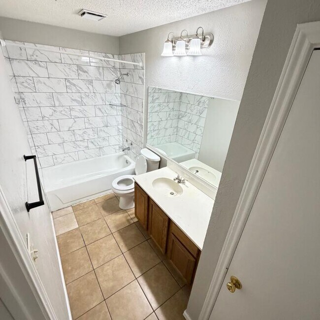 Building Photo - 2640 Glenmore Dr