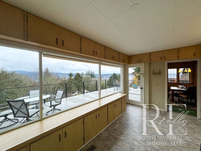 Building Photo - Charming Vintage Retreat with Stunning Views in Port Orchard