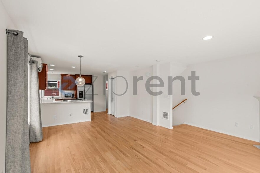 Building Photo - Unit A