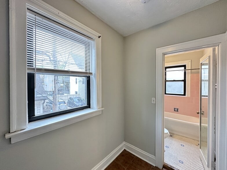 Building Photo - 4333 N Damen Ave
