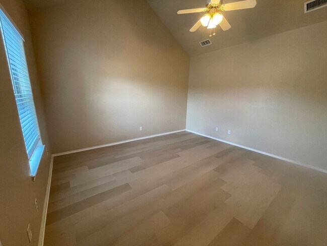 Building Photo - 105-107 Sunburst Court