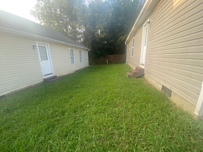 Building Photo - Room in Duplex on Beck St