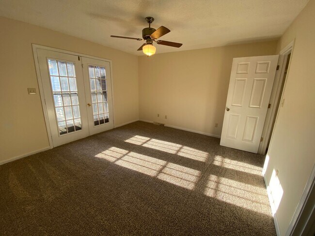 Building Photo - 2BR 1.5BA single story condo located near ...