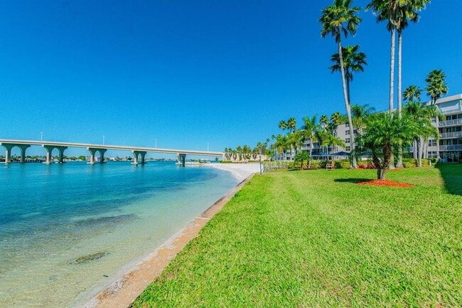 Building Photo - 5901 Bahia Del Mar Cir N