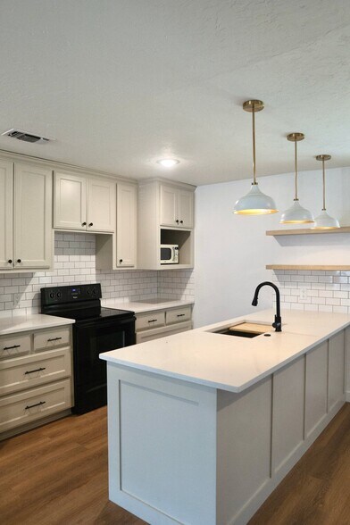 Building Photo - 737 Hallvale Dr