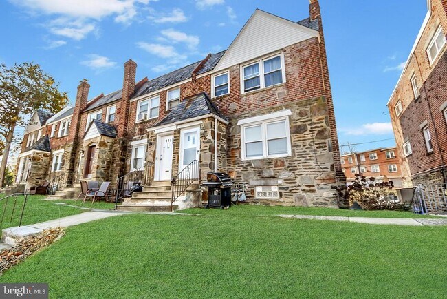 Building Photo - 808 Windermere Ave
