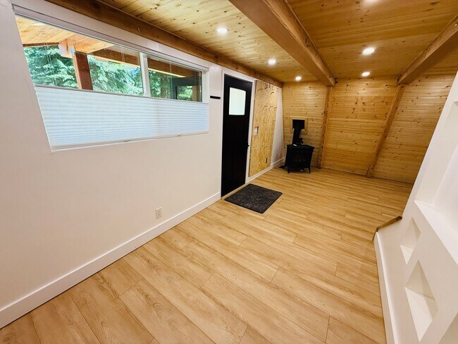 Building Photo - 3 bed 2 bath home for rent in South Lake Tahoe