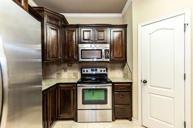 Building Photo - Gorgeous townhome!