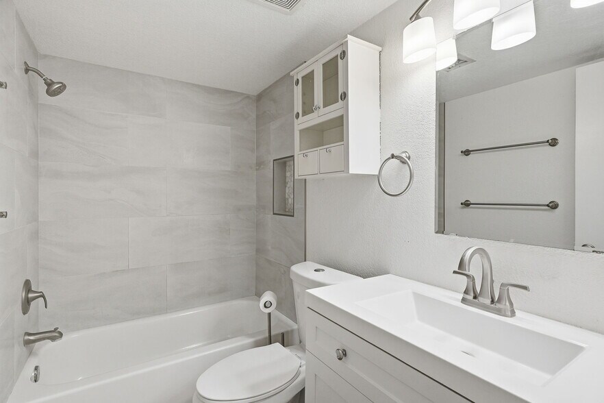 Building Photo - 31 W Pasadena Ave