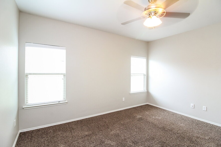 Building Photo - 2005 Blakehill Dr