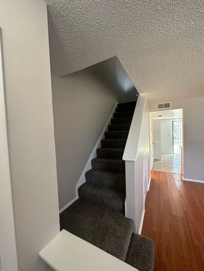 Building Photo - GREAT 2/2.5 Townhome Near UCF! Available Now!