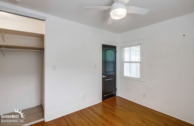 Building Photo - Charming 3Bdm 2Ba Home Located in the Norm...