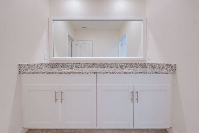 Building Photo - Like-New End-Unit 3 Bedroom Townhome