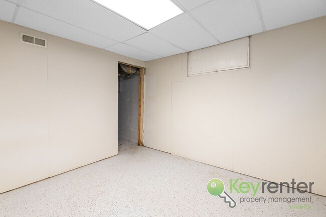 Building Photo - 3 Bed 1 Bath In Quiet Neighborhood