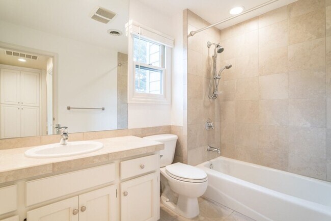 Building Photo - Escape to the Country, Spacious Contemporary in Wilsonville with Shop