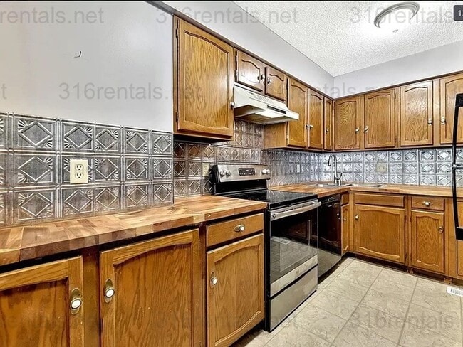 Building Photo - $1545 - 2 bed 2 bath - Duplex located in R...