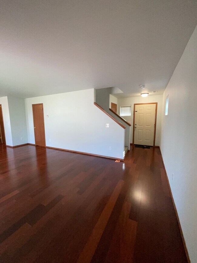Building Photo - Just in Time for School!!! Beautifully Lan...