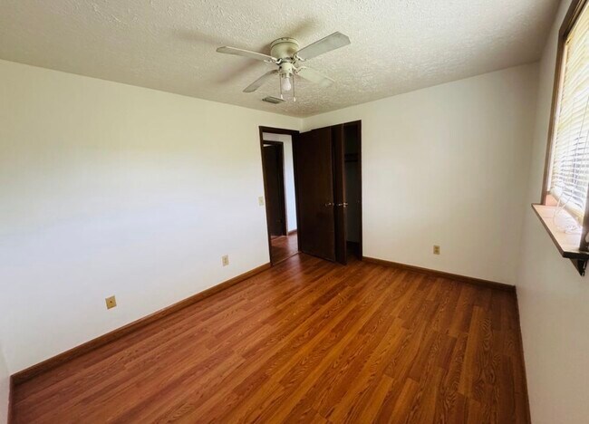 Building Photo - 572 Lexington Dr