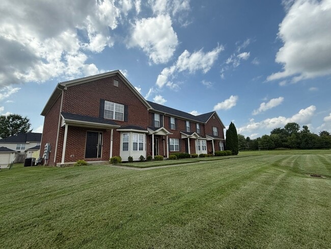 Building Photo - LARGE BEAUTIFUL 3 Bedroom 2.5 Bath Townhou...