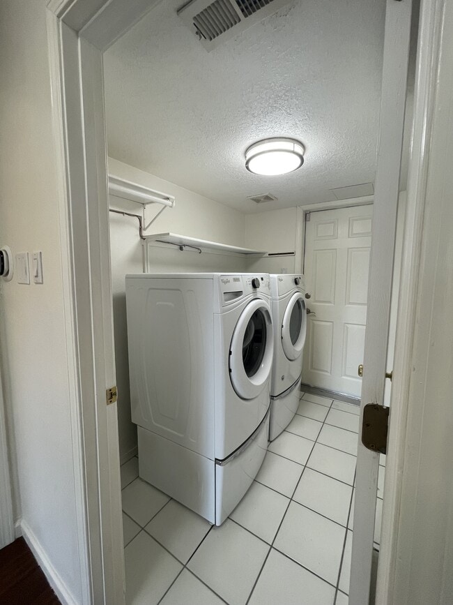 Building Photo - 10538 Olympic St NW