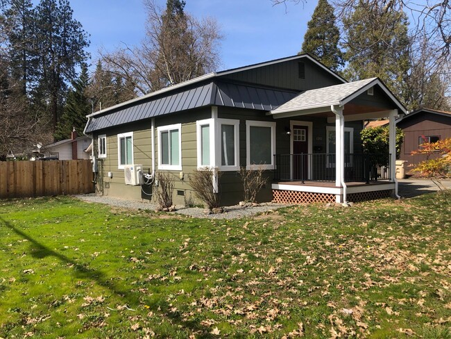 Building Photo - Newly Renovated 2-Bedroom Home in Charming...