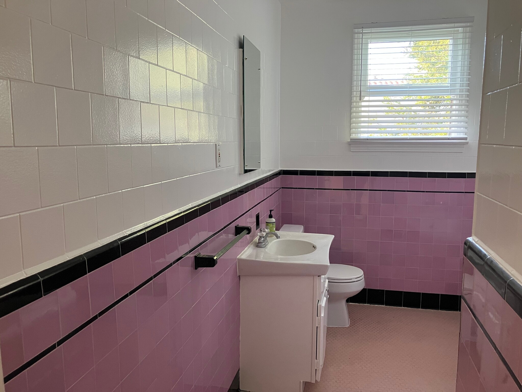 Building Photo - 834 12th St