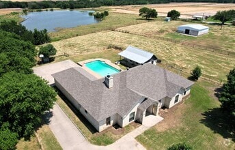 Building Photo - 5 Bed 4 Bath in Pilot Point