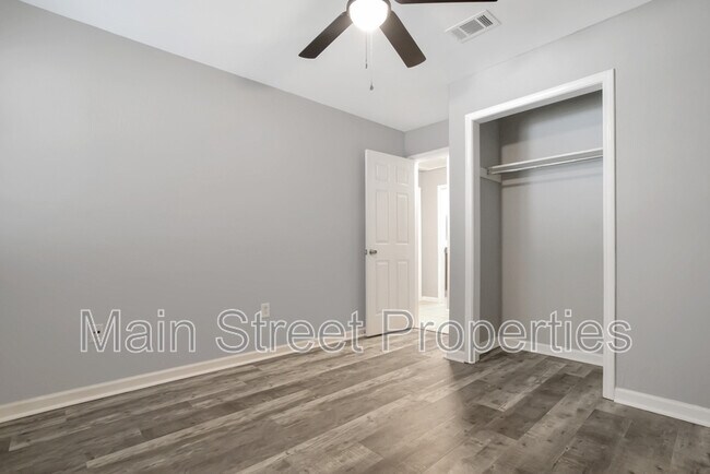 Building Photo - 3346 Green Briar Cir