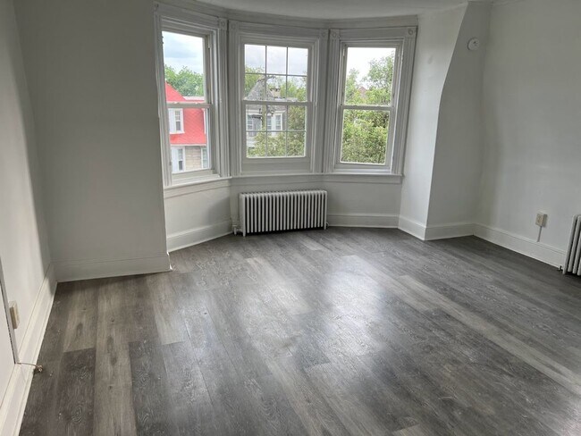 Building Photo - Spacious 4/5 Bedroom Home