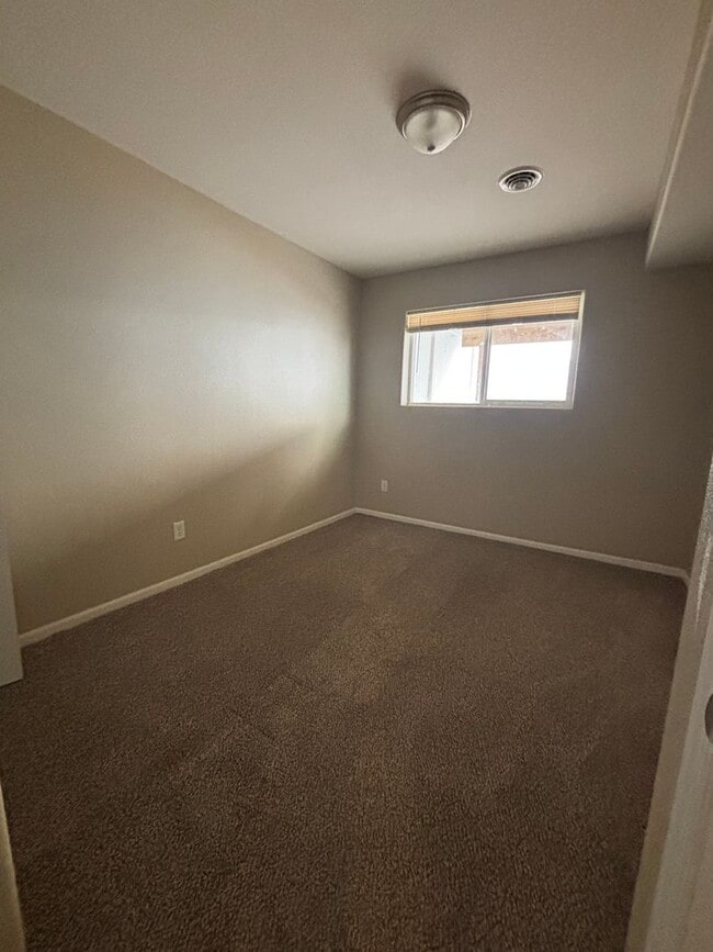 Building Photo - 3 Bedroom Townhome!