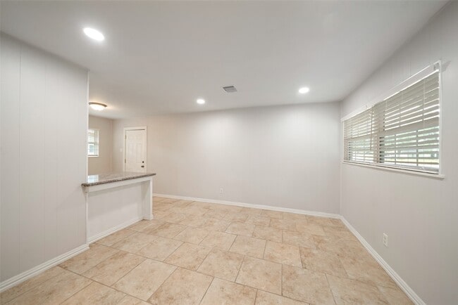 Building Photo - 9779 Westview Dr