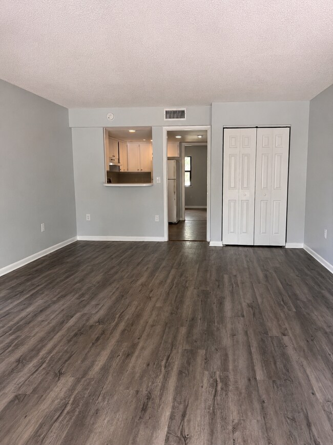 Building Photo - NICE 1BR/1BA Apt!! WATER & SEWER INCLUDED!! Come Home to Quiet with a Convenient Central Lakeland...
