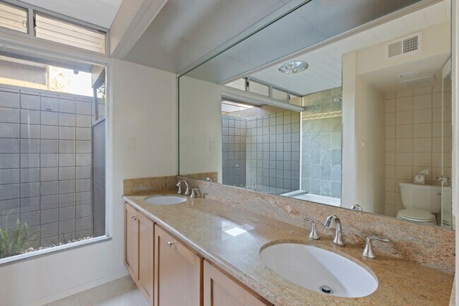 Building Photo - Stunning Mid-Century Modern 4 BR 3 BA with Bonus Room and Office