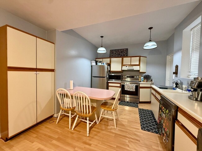 Building Photo - Charming 2-bedroom, 1-bath condo in the heart of Ghent