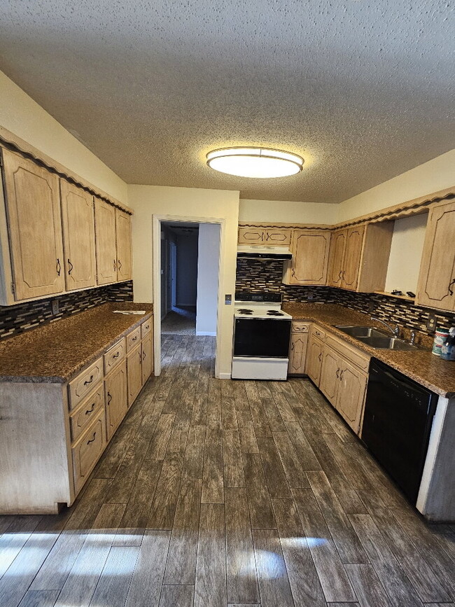 Building Photo - "Charming 2-Bed Oasis with Cozy Fireplace ...