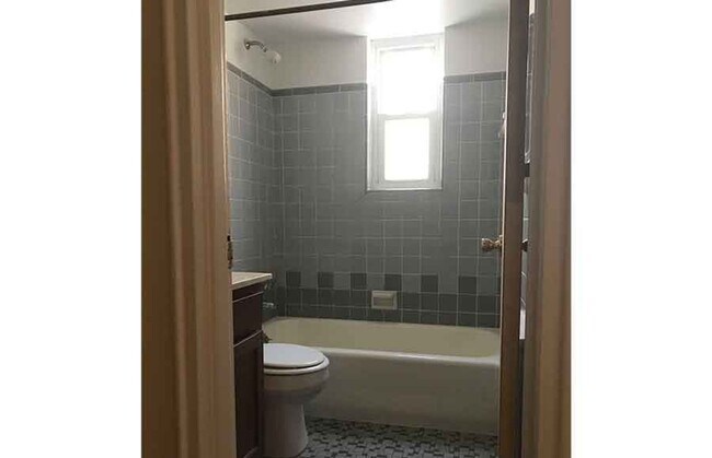 Building Photo - 922-926 Ludlow Avenue