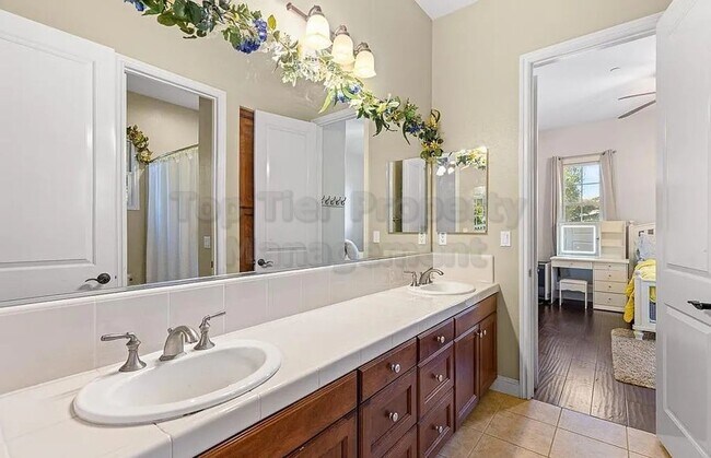 Building Photo - Luxurious Mediterranean 4 bed / 3 bath / 3...