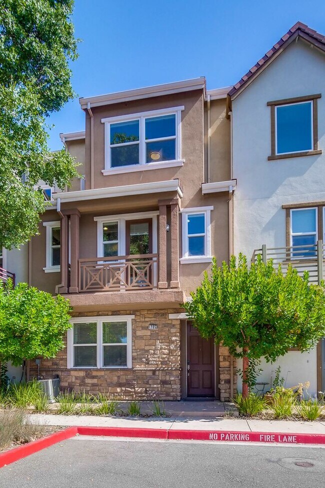 Building Photo - Excellent 4 Bed 2.5 Bath Town Home!