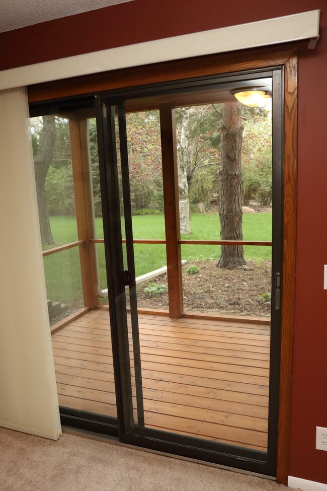 Screenporch - 7096 Stratford Rd