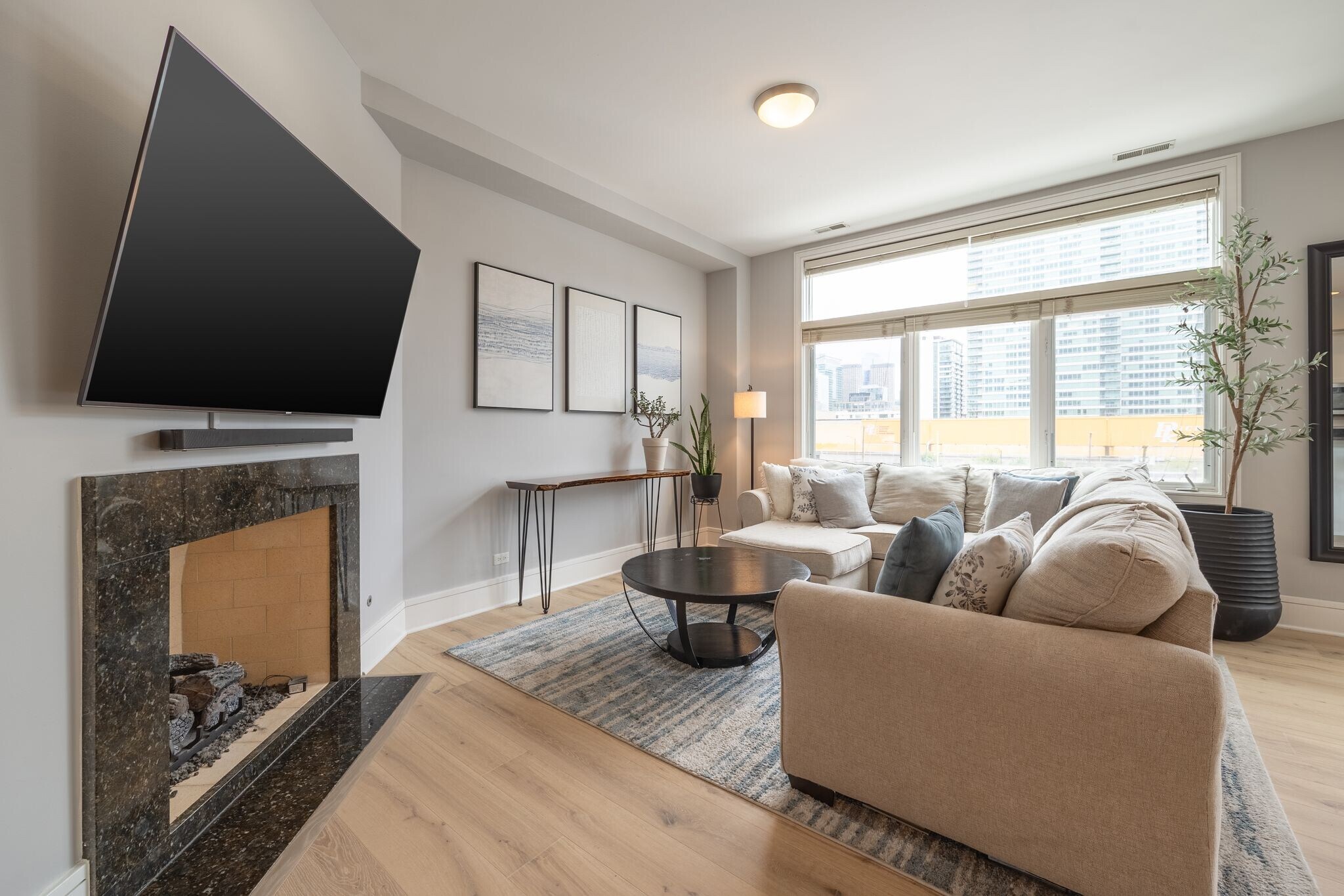 Building Photo - 711 W Grand Ave