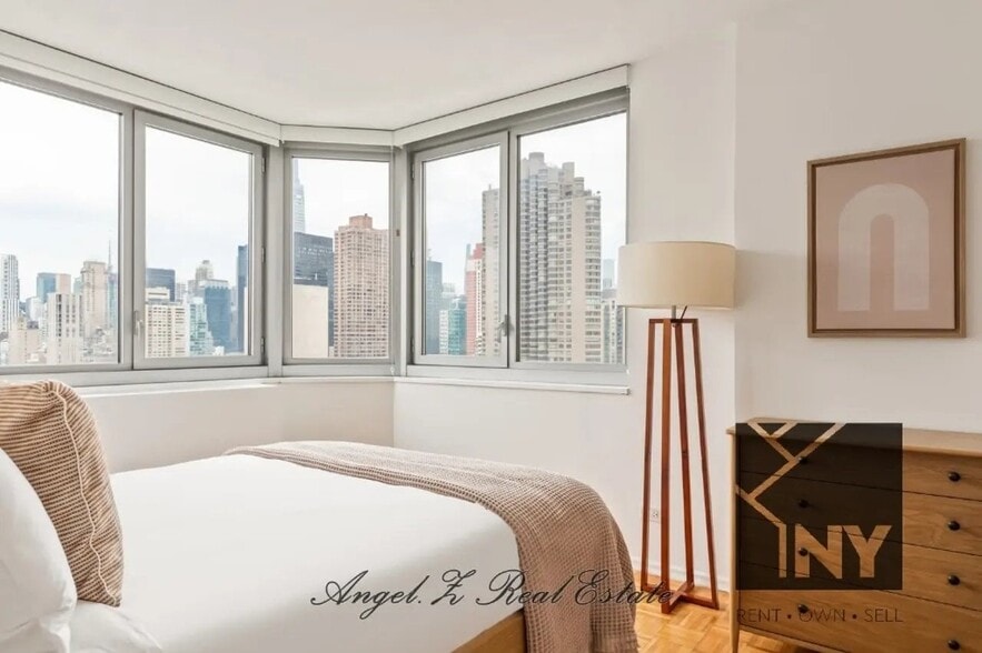 Building Photo - 349 W 34th St.