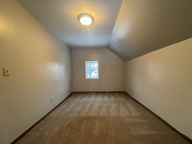 Building Photo - 207 E Oak St