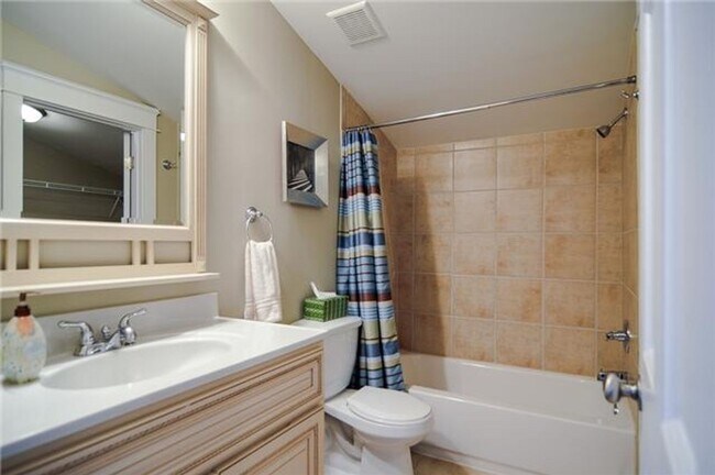 Building Photo - Charming East Nashville Home – Walkable to...
