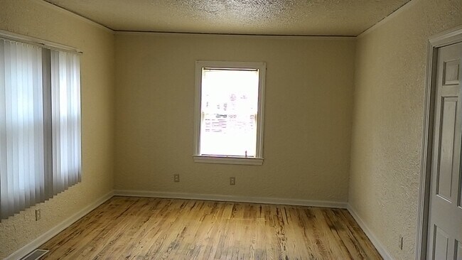 Building Photo - DAYTON, OH - SINGLE HOME - 2 BED, 1 BATH - $825